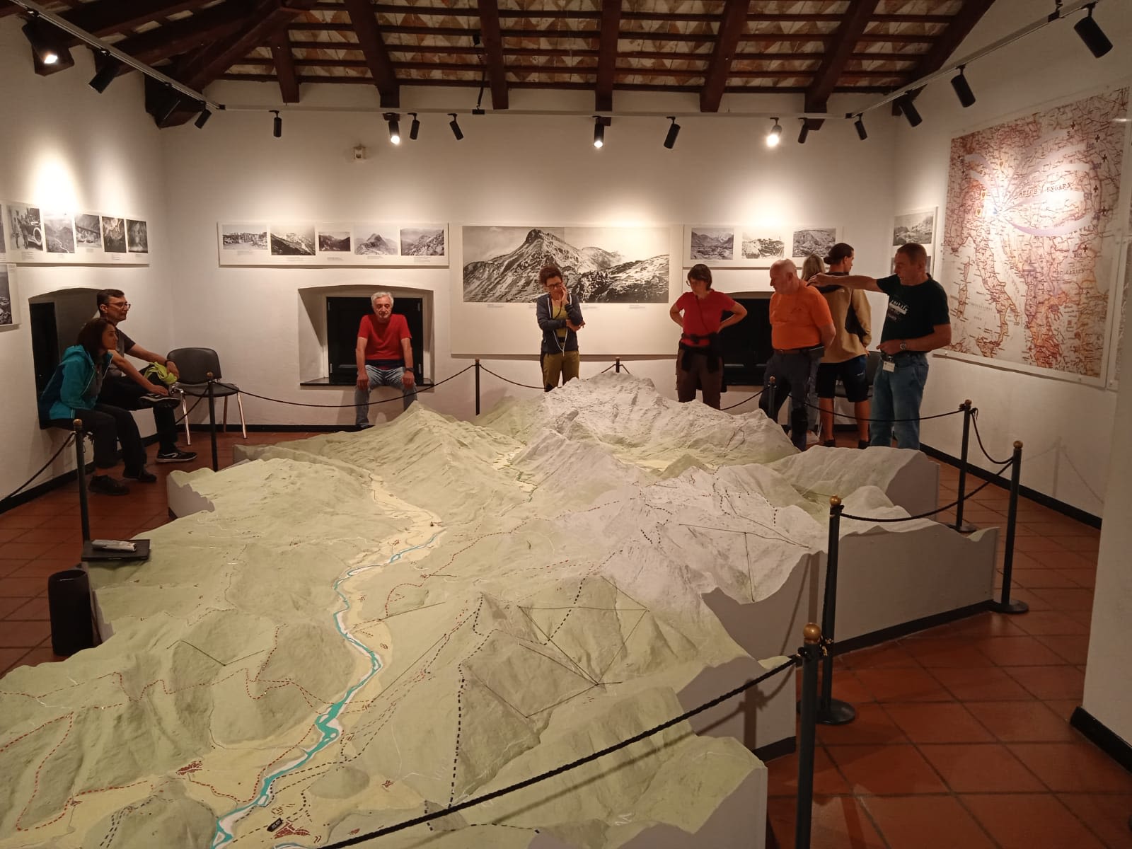 Gruppo di escursionisti in visita a un sito archeologico, viaggi organizzati con guida GAE